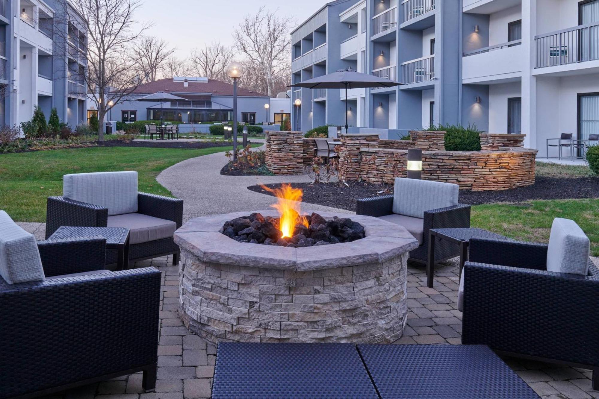 Courtyard By Marriott Indianapolis Castleton Hotel Ngoại thất bức ảnh
