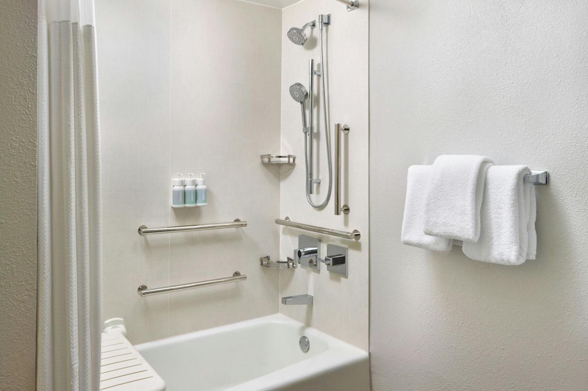 Courtyard By Marriott Indianapolis Castleton Hotel Ngoại thất bức ảnh